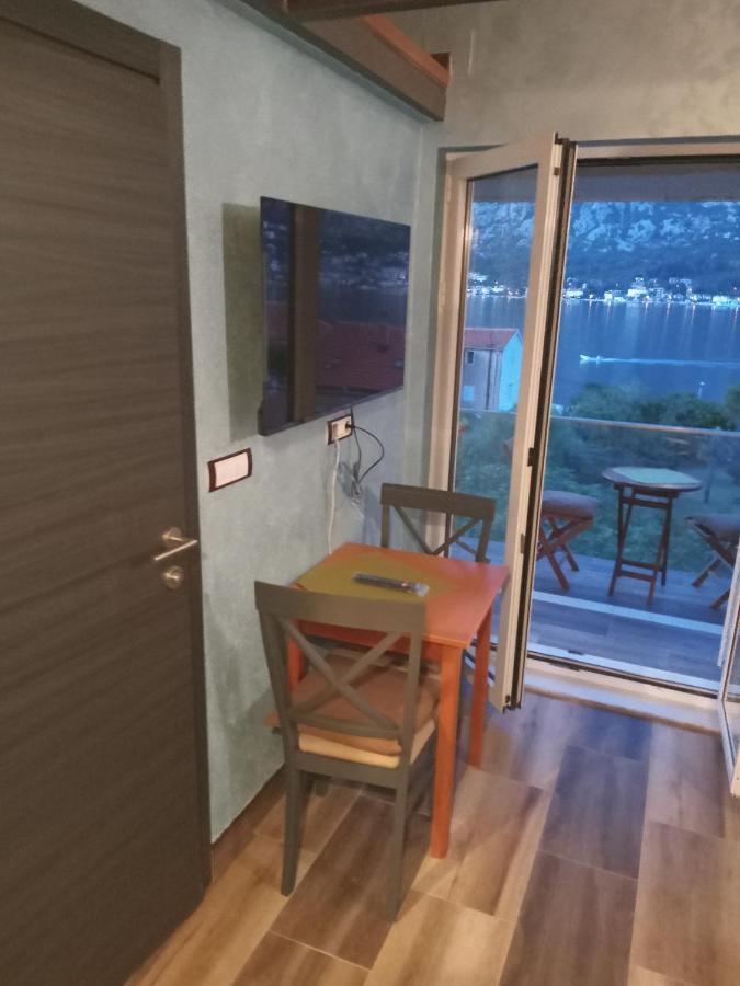 Apartments With Sea View In Prcanj 코토르 객실 사진